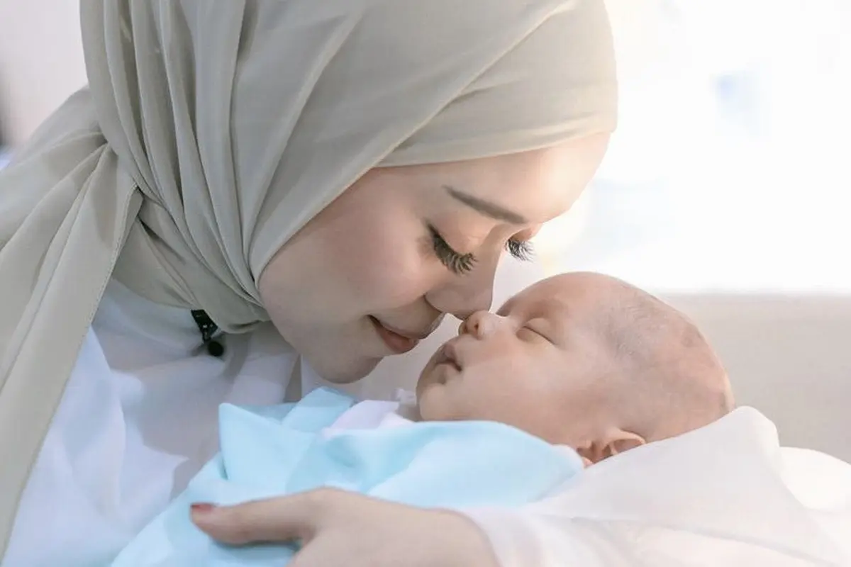Gaya Stylish Lesti Kejora saat Gendong Anak