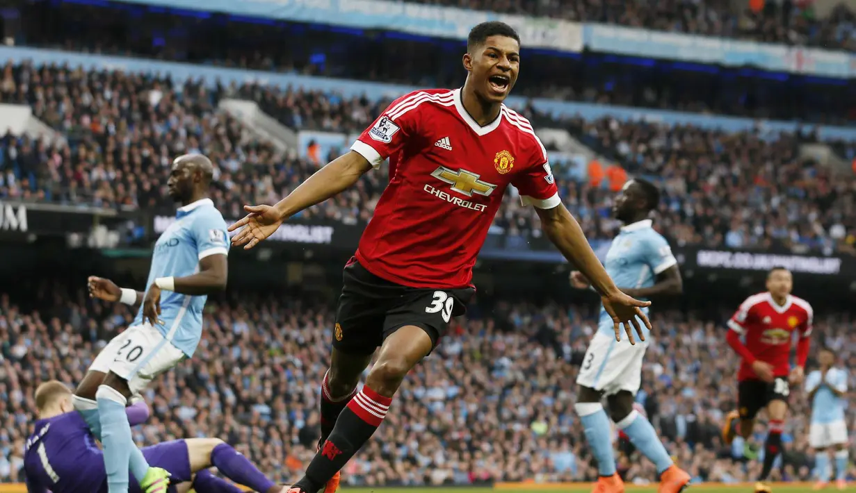 Pemain Manchester United, Marcus Rashford, merayakan gol yang dicetaknya ke gawang Manchester City pada laga Liga Inggris pekan ke-31 di Stadion Etihad, Manchester, Minggu (20/3/2016). (Reuters/Jason Cairnduff)