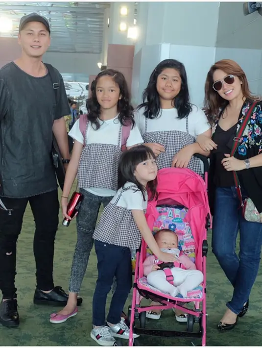 Potret silaturahmi Ussy bersama mantan suaminya itu menuai banyak pujian dari warganet. Puluhan ribu memberikan likes dan ratusan pujian membanjiri laman komentar Ussy dan Andhika. (Instagram/ussypratama)