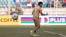 Kiper Thailand U-19, Kantaphat Manpati, merayakan kemenangan atas Timnas Indonesia U-19 pada laga Piala AFF U-18 di Stadion Thuwunna, Yangon, Jumat (15/9/2017). Manpati berkali-kali mengagalkan kesempatan Indonesia. (Bola.com/Yoppy Renato)