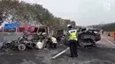 Polisi memeriksa kendaraan usai terjadi kecelakaan maut di ruas Tol Cipularang Kilometer 92, Purwakarta, Jawa Barat, Senin (2/9/2019). Dalam kecelakaan tersebut sejumlah kendaraan terbakar. (Liputan6.com/Abramena)