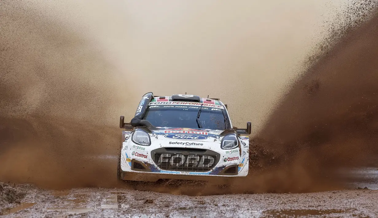 Pembalap M-Sport Ford World Rally Team, Gregoire Munster bersama co-driver Louis Louka memacu mobil Ford Puma Rally1 Hybrid melewati kubangan lumpur saat Safari Rally Kenya Special Super stage di Kasarani, Nairobi, 28 Maret 2024. (AFP/Simon Maina)