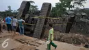Warga melihat Crane yang jatuh ke Sungai Ciliwung Kelurahan Bukit Duri, Jakarta Selatan  (1/10/15). Akibatnya seorang warga RT15/10 Kelurahan Bukit Duri, Jakarta Selatan harus mendapatkan perawatan medis. (Liputan6.com/Gempur M Surya)
