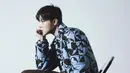 Main dancer BTS, Jhope tampil mengenakan padding jaket biru dengan logo khas LV. Dipadukan dengan pants cokelat. Sepatu  hitam dan silngbag ungu pink membuat tampilannya semakin fashionable. @GQ_Korea.