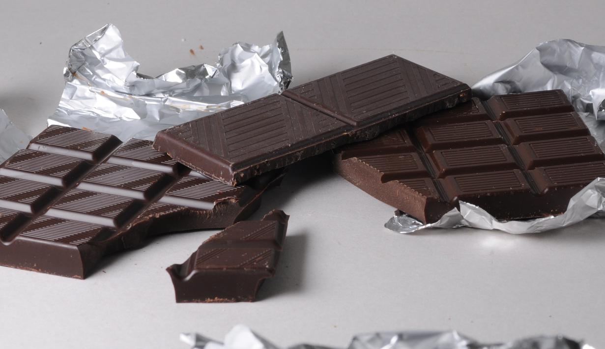 Dalam dark chocolate terdapat kandungan yang membuat Anda menjadi lebih bahagia dan mengembalikan mood untuk menjalani aktivitas pasca patah hati. (Istimewa)