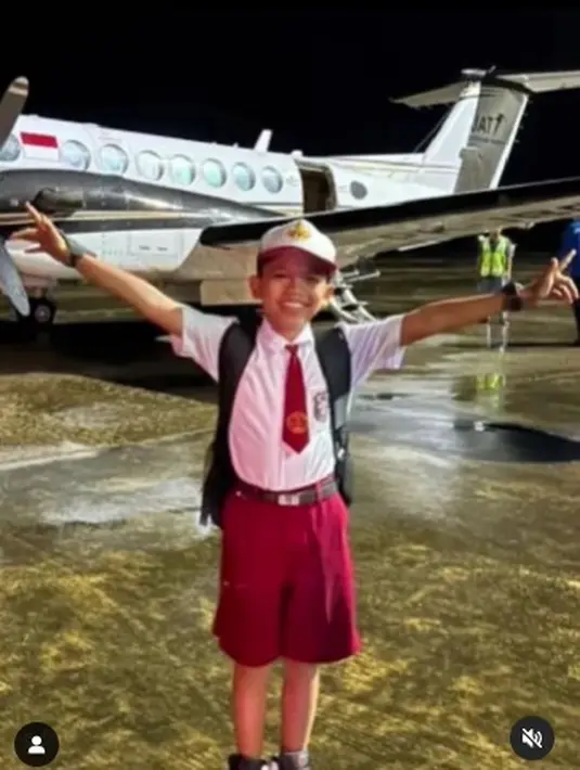 Masih tetap menggunakan seragam sekolah, Farel Prayoga, berpose dengan latar belakang pesawat. Wajahnya terlihat bahagia dan siap menyapa penggemar. (Foto: Instagram/@sandiuno)