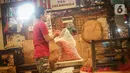 Pedagang menimbang cabai rawit merah di Pasar Induk Kramat Jati, Jakarta, Senin (20/6/2021). Harga cabai rawit merah di pasar-pasar DKI Jakarta naik menjadi rata-rata Rp108.043 per kilogram (kg). Bahkan, di beberapa pasar harga cabai tembus Rp120 ribu per kg. (Liputan6.com/Faizal Fanani)
