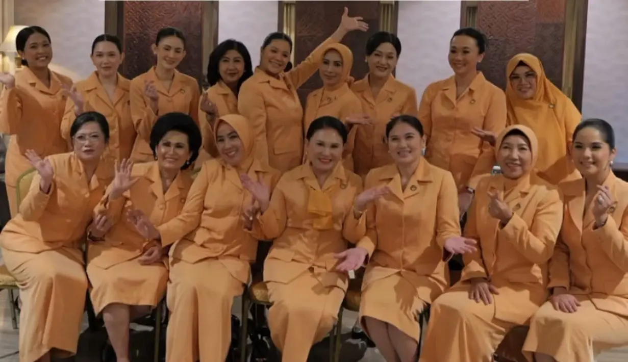 Bersama ibu menteri lainnya, Annisa Pohan pun kompak mengenakan pakaian seragam Dharma Wanita. Seragam tersebut pun memiliki warna orange. [@tami_titis]
