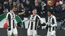 Pemain Juventus, Juan Cuadrado, (kanan), Paulo Dybala dan Miralem Pjanic merayakan gol saat melawan Inter Milan pada lanjutan Serie A Italia di Juventus Stadium, Minggu (5/2/2017). Juventus menang 1-0. (Alessandro Di Marco/ANSA via AP)