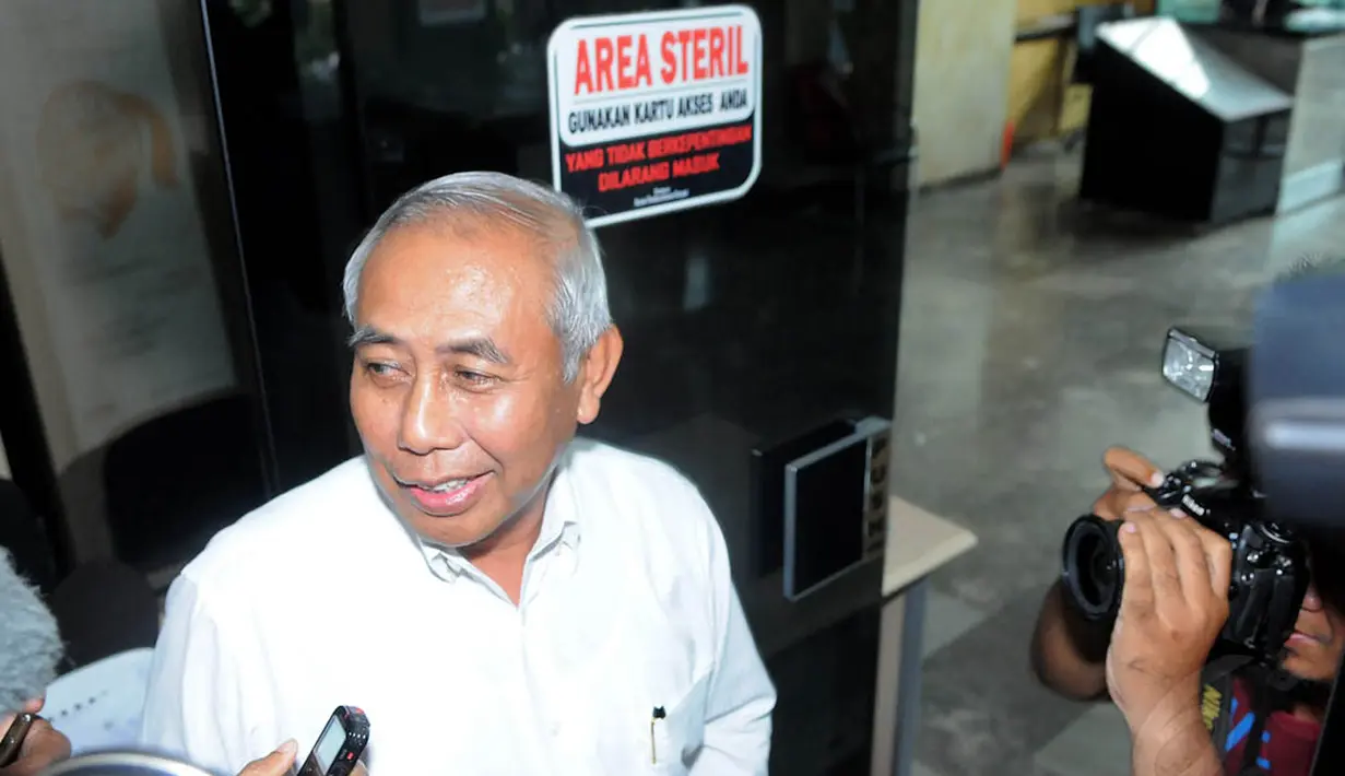 Purnawirawan polisi bintang dua itu enggan berbicara banyak ketika dihujani pertanyaan oleh wartawan, Jakarta, Kamis (26/6/14). (Liputan6.com/Faisal R Syam)