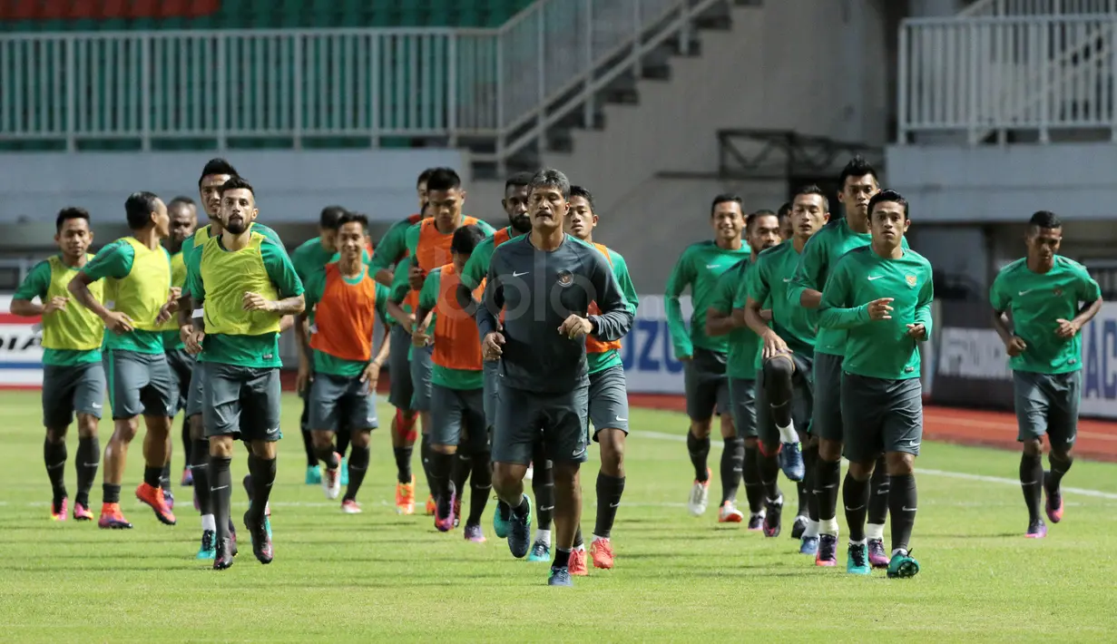 Timnas Indonesia, saat melakukan pemanasan jelang melawan Vietnam pada laga semi-final AFFcup 2016 di Stadion Pakansari, Bogor, (02/12/2016).  (Bola.com/Nicklas Hanoatubun)