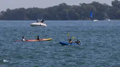 Orang-orang bermain kayak Danau Ontario di Toronto, Kanada (23/8/2020). Departemen Lingkungan dan Perubahan Iklim Kanada mengeluarkan peringatan cuaca panas untuk Toronto dengan suhu yang diperkirakan akan melonjak dengan suhu terendah mencapai 30-an. (Xinhua/Zou Zheng)