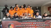 Dit Reskrimum Polda Metro Jaya menangkap dua dari tiga begal yang beraksi di Bekasi, Jawa Barat, Kamis (20/2/2020) kemarin. Keduanya ikut ditampilkan dalam konferensi pers di Polda Metro Jaya, Jumat (21/2/2020). (Merdeka.com/Nur Habibie)