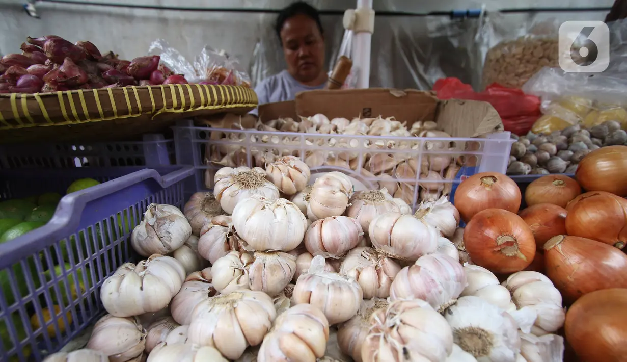 Pedagang menunggu pembeli di pasar Kebayoran Lama, Jakarta, Kamis (6/2/2020). Harga cabai dan bawang putih mengalami kenaikan hingga mencapai dua kali lipat akibat musim hujan. (Liputan6.com/Angga Yuniar)