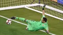 Kiper Kolombia, David Ospina, menahan tendangan penalti  pemain Peru, Miguel Trauco, pada laga perempat final Copa America Centenario. Penjaga gawang yang bermain untuk Arsenal ini menjadi salah satu penentu kemenangan Kolombia. (AFP/Don Emmert)