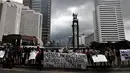 Mahasiswa dari berbagai organisasi Mahasiswa Pecinta Alam (Mapala) melakukan aksi di Bundaran HI Jakarta, Jumat (12/12/2014). (Liputan6.com/Johan Tallo)