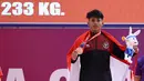 Atlet angkat besi Indonesia, Muhammad Husni berpose memegang medali perunggu nomor angkat besi putra 55 kg SEA Games 2023 di Taekwondo Hall Olympic Complex, Phnom Penh, Kamboja, Sabtu (13/05/2023). Husni berhasil melakukan total angkatan 233 kg, dengan rincian 133 kg snatch dan 120 clean & jerk. (Bola.com/Abdul Aziz)