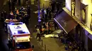 Petugas berusaha menyelamatkan korban dari aksi penembakan dan bom bunuh diri yang dilakukan teroris di Paris, Perancis, Jumat (13/11/2015). Dikabarkan ada 140 orang tewas dalam aksi teroris tersebut. (Reuters)
