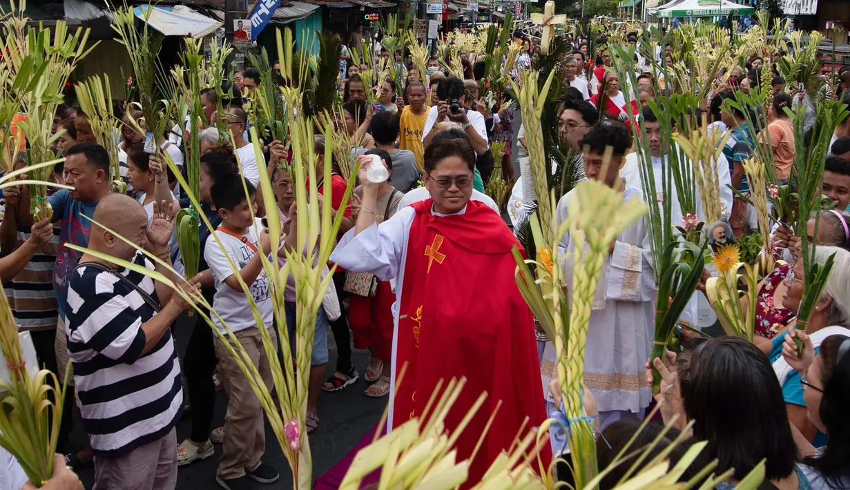 Sementara, daun palma yang dilambaikan bermakna sebagai bentuk pujian kemuliaan atas kemenangan Yesus Kristus yang telah bangkit mengalahkan kematian. (Ted ALJIBE/AFP)