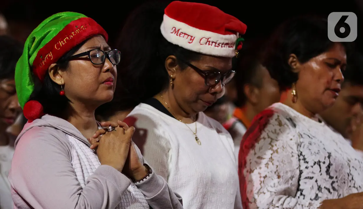 Karyawan EMTEK Group beragama Nasrani menghadiri Perayaan Natal Persekutuan Doa SCTB - Emtek Group 2019 di Studio 6 Emtek City, Jakarta, Kamis (19/12/2019). Acara yang juga diisi Agnez Mo Christmas Concert – The Greatest Love ini akan disiarkan pada 24 Desember di SCTV. (Liputan6.com/Johan Tallo)