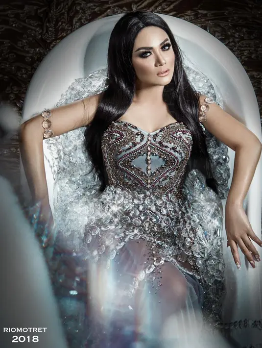 Dengan bermandikan berbatu krystal, Krisdayanti tampak berpose di dalam bathtub. Istri Raul Lemos ini terlihat begitu seksi elegan. (Foto: instagram.com/krisdayantilemos)