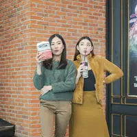 Patricia Devina  memakai Koleksi Fleece Uniqlo