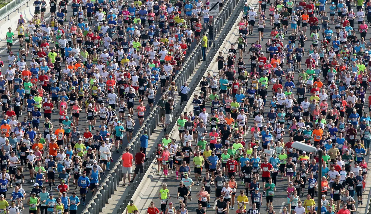 Lautan manusia memenuhi jembatan yang berada di atas sungai Danube sesaat setelah dimulainya Vienna City Marathon 2018 di Wina, Austria, Minggu (22/4). Acara lari maraton ini diikuti  peserta dari berbagai negara. (AP Photo /Ronald Zak)