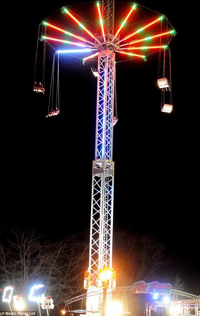 Penumpang Sky Swing terjebak di ketinggian 20 meter | Photo: Copyright dailymail.co.uk