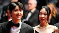 Song Joong-ki (kiri) dan Kim Hyoung-seo berpose untuk fotografer setibanya pada pemutaran perdana film 'A Brighter Tomorrow' di Festival Film Cannes 2023, Prancis, Rabu (24/5/2023). (Photo by Scott Garfitt/Invision/AP)