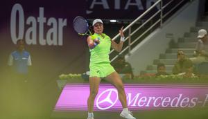 Meski sempat menyulitkan, Janice Tjen gagal mengimbangi permainan agresif Iga Swiatek dan dipaksa menyerah 0-6, 3-6. Tampak dalam foto, petenis tunggal putri Indonesia, Janice Tjen memukul bola balasan saat melawan Iga Swiatek (Polandia) pada babak kedua turnamen Qatar Open di Doha, 10 Februari 2026. (Karim JAAFAR/AFP)