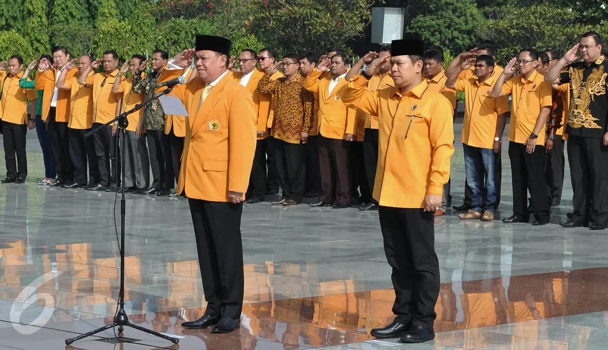 Ketua Umum MKGR,  Roem Kono (kiri) menjadi Inspektur Upacara di acara rangkaian HUT MKGR ke 56 di TMP Kalibata, Jakarta (10/1/2016). MKGR juga menabur bunga dan doa bersama di TMP Kalibata. (Liputan6.com/Johan Tallo)