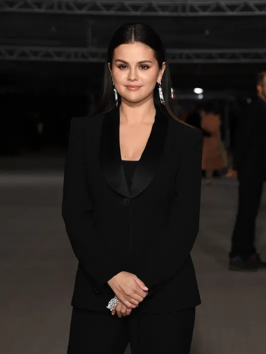 Selena Gomez saat tiba di acara tahunan kedua Academy Museum di Academy Museum of Motion Pictures di Los Angeles, Amerika, Sabtu (15/10/2022). Lama tak terlihat, Selena Gomez tampil anggun dan menawan dengan balutan busana serba hitam. (Jon Kopaloff/Getty Images via AFP)