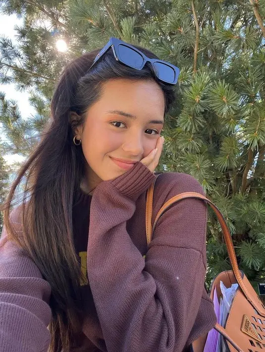 Beby juga mengenakan sweater coklat dengan logo kampusnya.  (Instagram/bebytsabina).