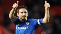 Selebrasi gelandang Chelsea, Frank Lampard setelah berakhirnya laga menghadapi Southampton pada putaran ketiga Piala FA 2012/2013 di St Mary's Stadium, Southampton (5/1/2013). Frank Lampard yang didatangkan Chelsea dari West Ham pada awal musim 2001/2002 dengan nilai transfer 16 juta euro, akhirnya dilepas gratis ke New York City di MLS pada awal musim 2014/2015. Selama 13 musim membela The Blues ia total bermain dalam 648 laga di semua ajang dengan torehan 211 gol dan 145 assist. (AFP/Olly Greenwood)