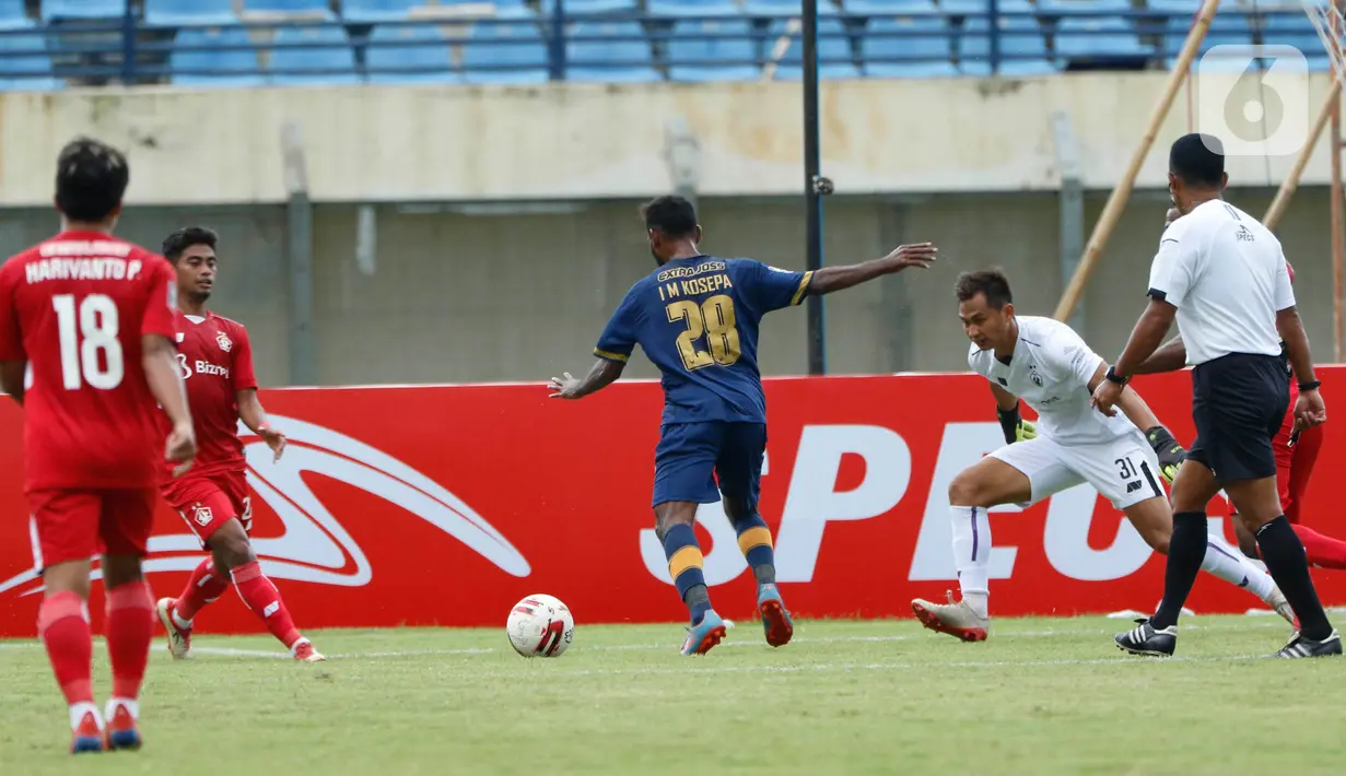 Pemain Persela Lamongan, Ibrahim Musa Kosepa (tengah) berusaha menendang bola ke gawang Persik Kediri dalam pertandingan Babak Penyisihan Grup C Piala Menpora 2021 di Stadion Si Jalak Harupat, Bandung. Rabu (7/4/2021). (Bola.com/Ikhwan Yanuar)