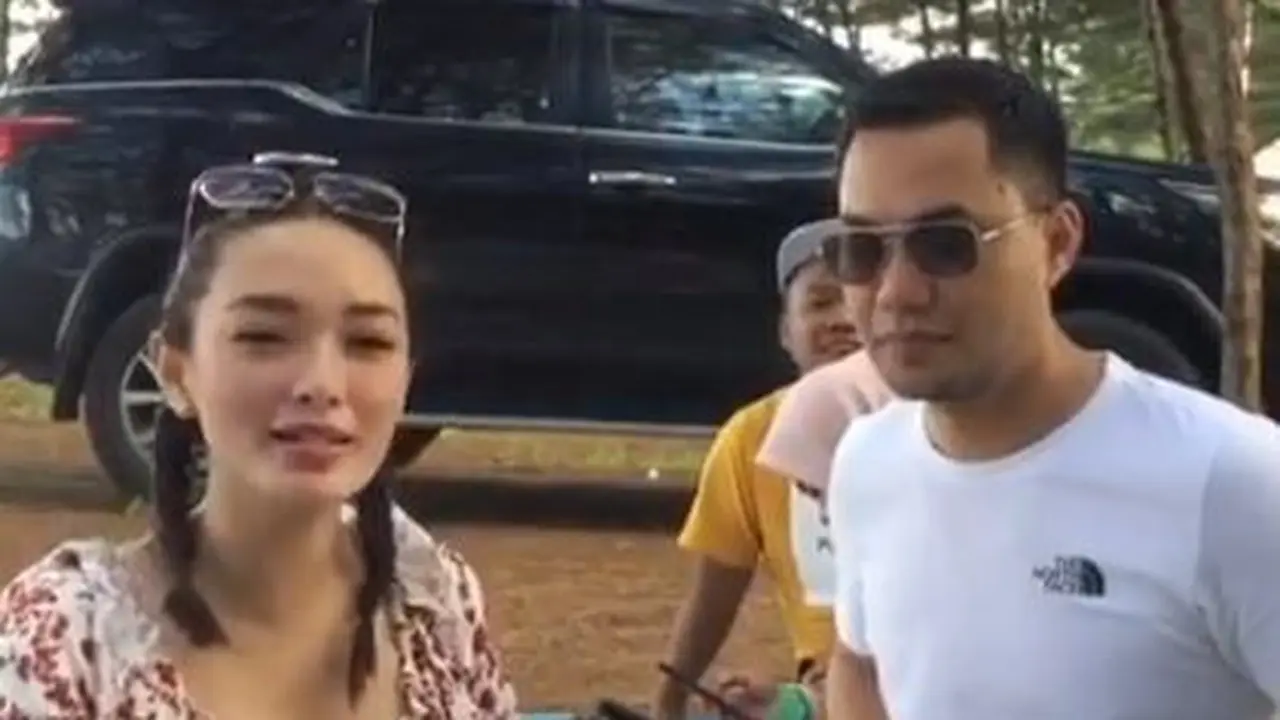 Setia Menemani di Rumah Sakit, Ini 6 Momen Manis Zaskia Gotik dan Sirajuddin