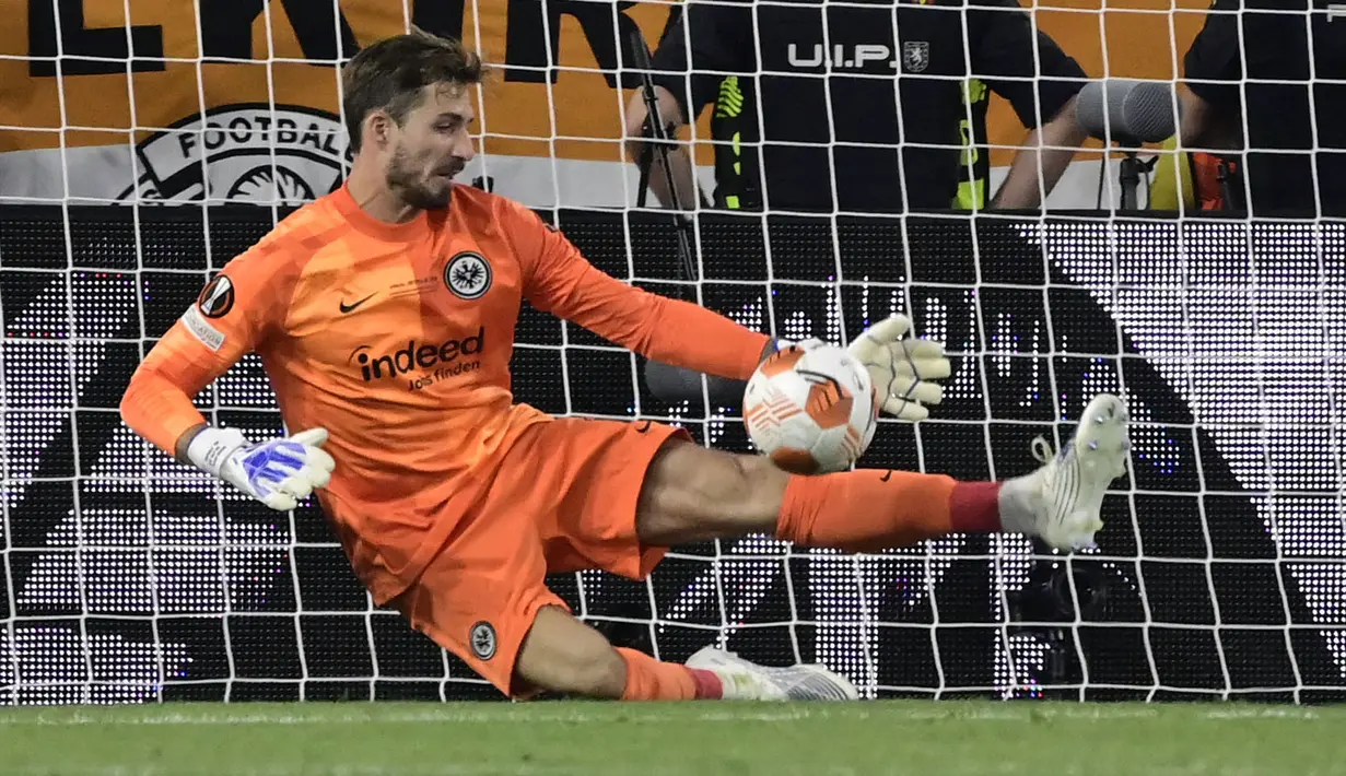 Kevin Trapp menunjukkan performa yang luar biasa dengan melakukan penyelamatan di momen-momen yang penting untuk Eintracht Frankfurt. Total, ada lima penyelamatan yang ia catatkan dalam 120 menit. Trapp juga menjadi aktor utama kemenangan Frankfurt di babak adu penalti usai berhasil menghentikan tembakan yang dilesatkan oleh Aaron Ramsey. (AFP/Javier Soriano)