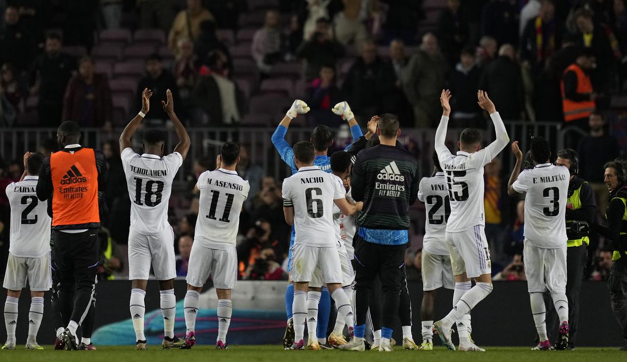 Para pemain Real Madrid merayakan kemenangan di depan para pendukungnya setelah berakhirnya laga leg kedua semifinal Copa del Rey 2022/2023 menghadapi Barcelona di Camp Nou Stadium, Barcelona, Kamis (6/4/2023) dini hari WIB. (AP Photo/Joan Mateu Parra)