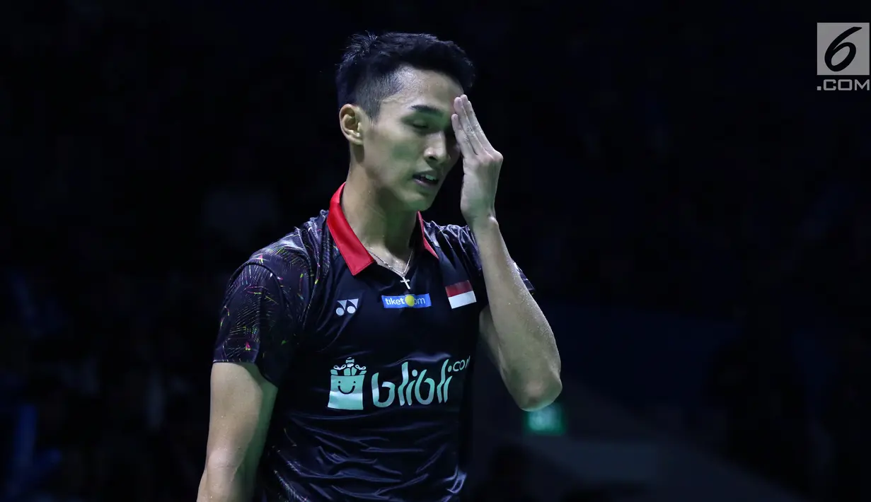 Tunggal putra Indonesia Jonatan Christie mengusap wajah saat melawan pebulutangkis Denmark, Viktor Axelsen pada babak pertama Indonesia Open 2018 di Istora GBK, Jakarta, Selasa (3/7). Jonatan kalah 10-21, 19-21. (Liputan6.com/Helmi Fithriansyah)