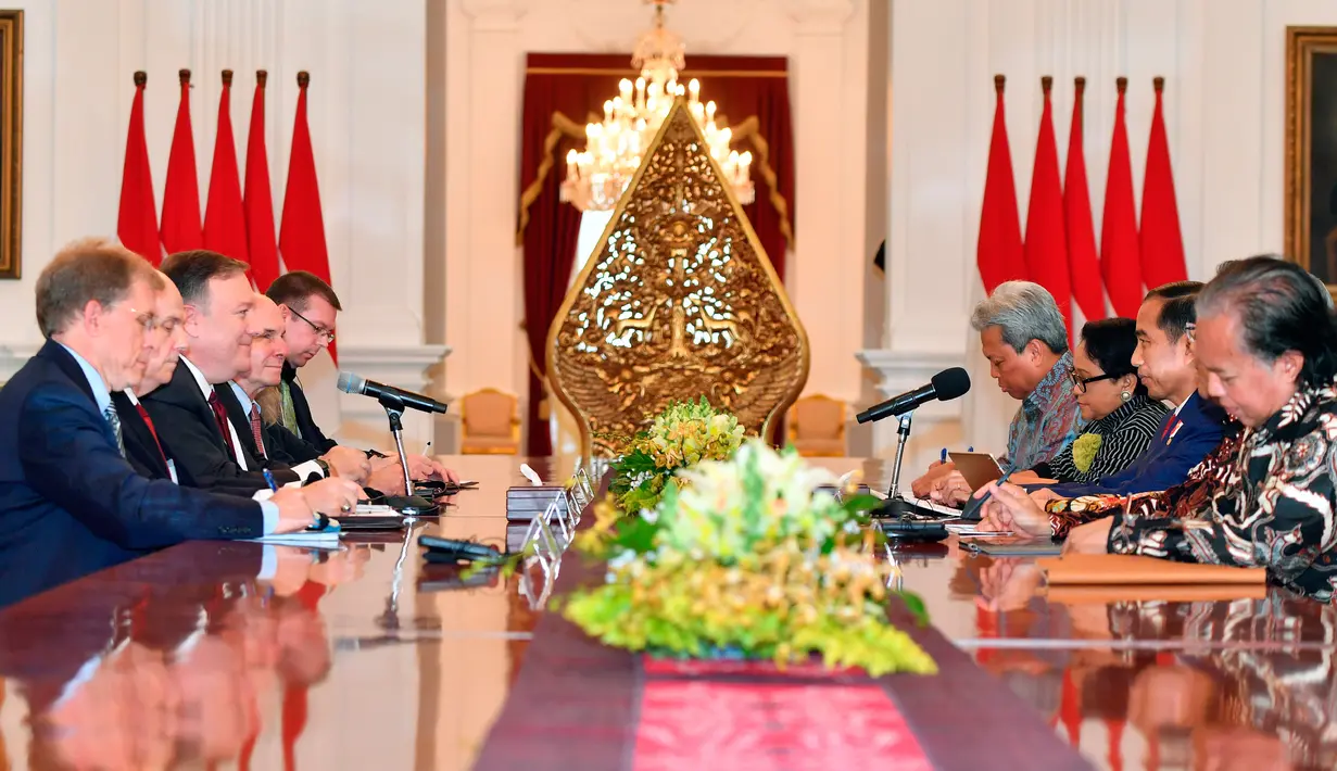 Suasana pertemuan Presiden Joko Widodo dan Menteri Luar Negeri AS Mike Pompeo di Istana Merdeka, Jakarta, (5/8). Dalam pertemuan tersebut membahas sejumlah isu mulai dari kerja sama ekonomi kedua negara. (Adek Berry/Pool Photo via AP)