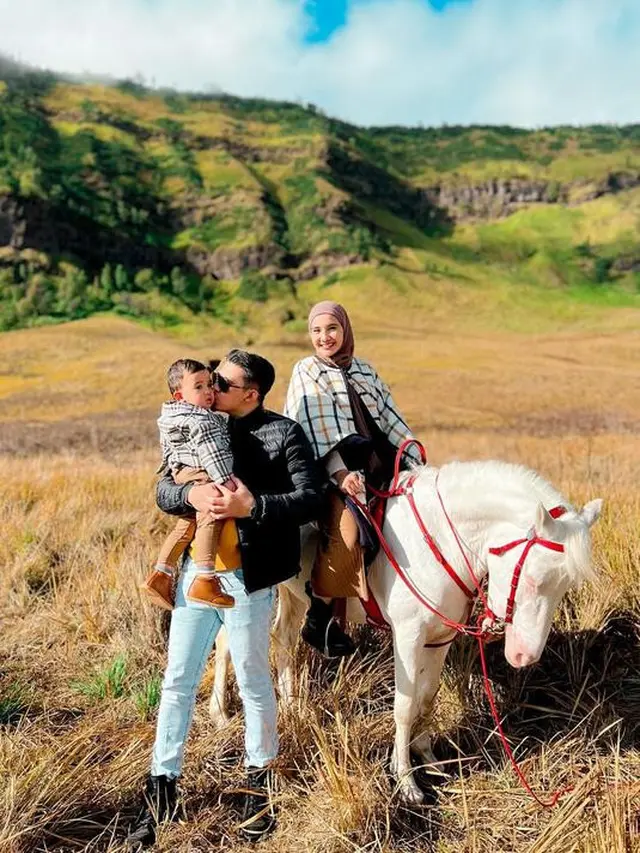Zaskia Sungkar Liburan di Bromo