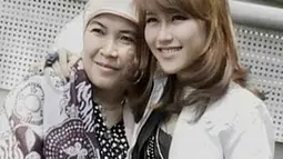 Bagi Ayu Ting Ting, sang bunda merupakan segalanya baginya. Ini bentuk kedekatan antarkeduanya, terlebih sang bunda kerap mengantar ke mana pun Ayu pergi.