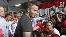Mantan bintang sepak bola Inggris David Beckham menyapa anak-anak pada acara AIA Sepak Bola untuk Negeri di Jakarta, Minggu (25/3). Kegiatan David dan AIA yaitu membagikan 10 ribu bola untuk akademi sepak bola di Indonesia. (Liputan6.com/Herman Zakharia)