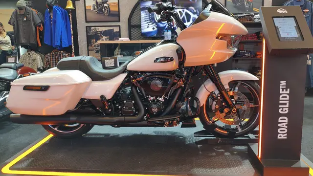 Harley-Davidson Road Glide tampil gagah di IMOS 2025 dengan mesin 1.745 cc dan harga Rp 1,475 miliar. (Muhamad Ridwan/Liputan6.com)