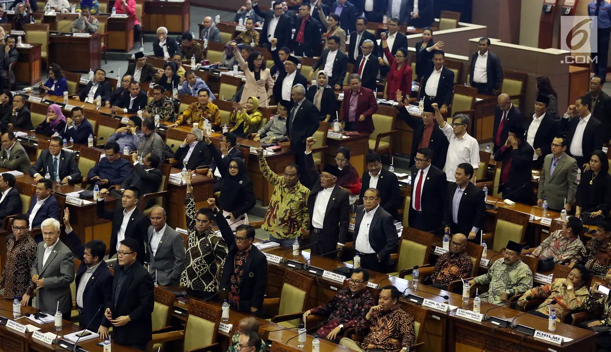 Suasana Anggota DPR melanjutkan Rapat Paripurna setelah melakukan lobi dalam mengambil keputusan Rancangan Undang - Undang (RUU) Pemilu menjadi Undang - undang, Jakarta, Kamis malam (20/7). (Liputan6.com/Johan Tallo)
