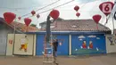 Warga memasang lampion di Kampung Haji Bona, Depok, Jawa Barat, Kamis (19/1/2023). Tahun Baru Imlek  dinobatkan sebagai tahunnya para Kelinci, terutama Kelinci Air. (merdeka.com/Arie Basuki)