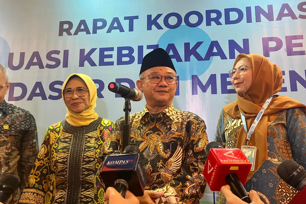 Menteri Pendidikan Dasar dan Menengah (Mendikdasmen) Abdul Mu'ti usai pembukaan Rapat Koordinasi Evaluasi Kebijakan Pendidikan Dasar dan Menengah di Jakarta Selatan, Senin (11/11/2024).