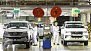 Pekerja saat mengecek hasil pembuatan mobil di pabrik Karawang 1 PT Toyota Motor Manufacturing Indonesia, Jawa Barat, Selasa (26/1). Untuk The All New Fortuner sendiri, kandungan lokal produk mencapai 75%. (Liputan6.com/Immanuel Antonius)