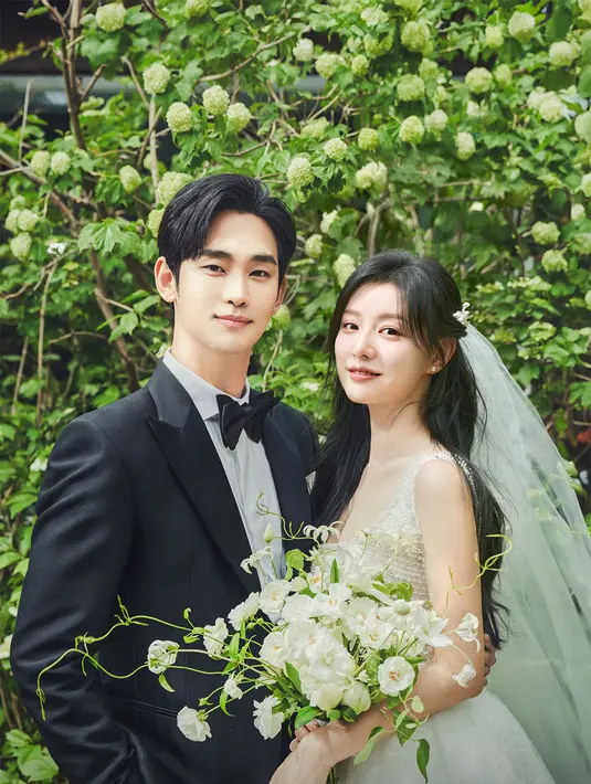 <p>Foto-foto indah tersebut meningkatkan antisipasi pemirsa pada pasangan serasi ini. Queen of Tears akan tayang perdana pada 19 Maret 2024. (Foto: Instagram/ tvn_drama)</p>