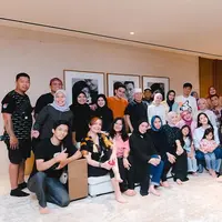 Tukang Bubur Naik Haji merupakan serial yang pernah viral di tahun 2012-2017 lalu. Beberapa waktu lalu, para cast-nya baru saja melakukan reunian, termasuk Citra Kirana dan Andi Arsyil yang menjadi pasangan di serial tersebut. [Foto: Instagram/nengnada11]